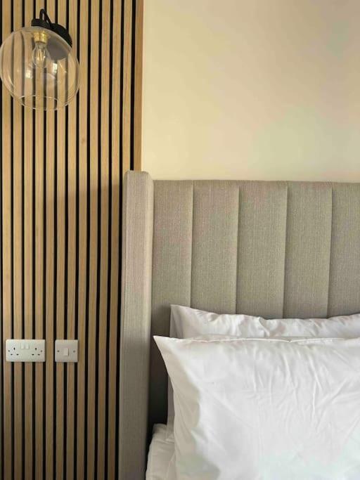 Haus Of Sulis, City Centre Apartment With Lift Access Bath Dış mekan fotoğraf