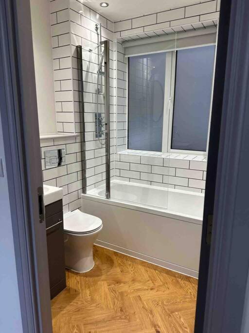 Haus Of Sulis, City Centre Apartment With Lift Access Bath Dış mekan fotoğraf